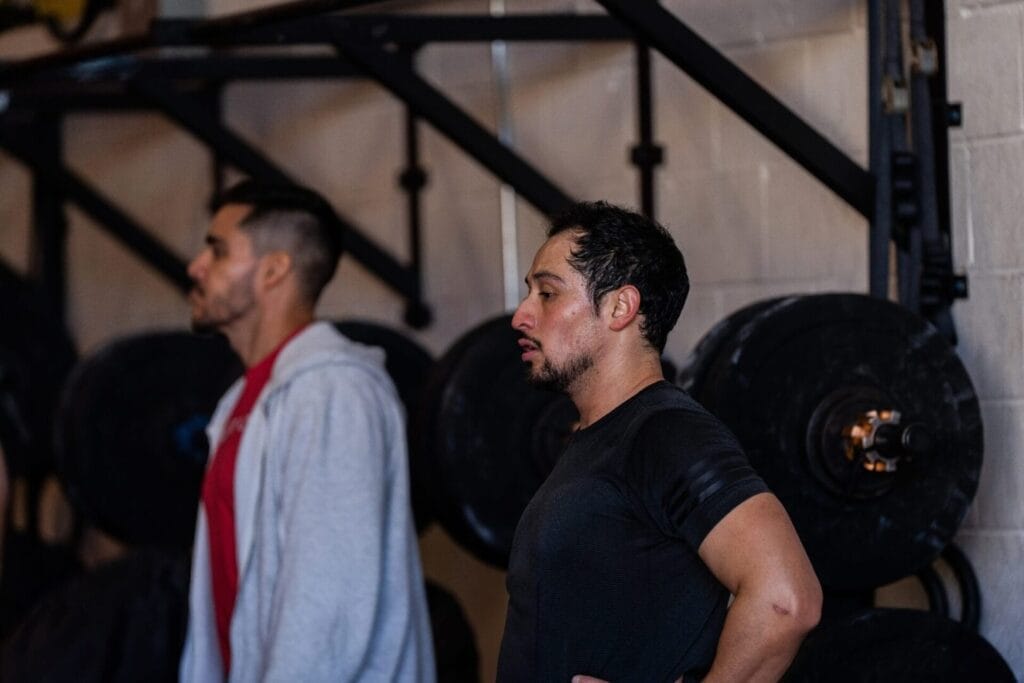 coach geeft aanwijzingen tijdens training