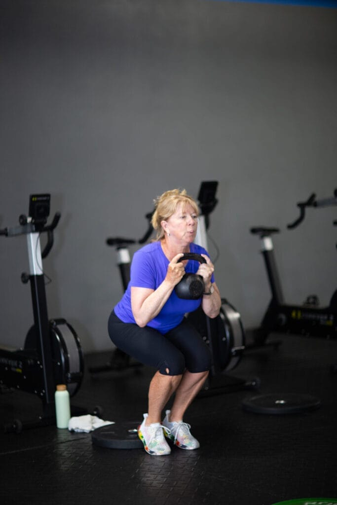sarcopenie – eenvoudige dumbbell-squat voor spierbehoud