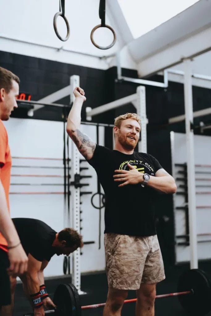 Coach en atleet testen range of motion overhead