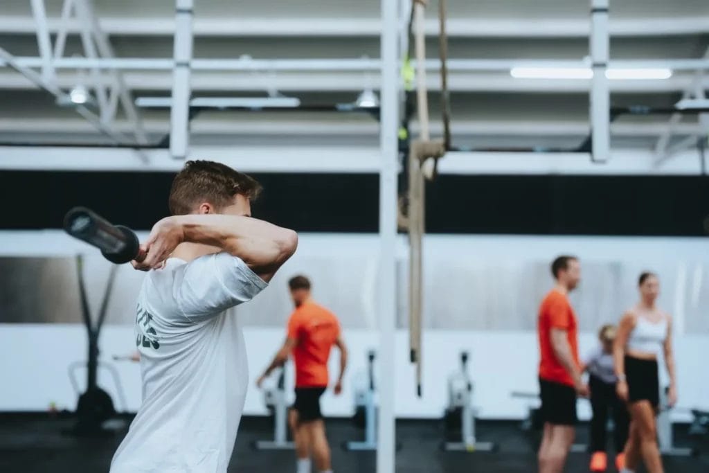 CrossFit sporter doet tempo shoulder press voor betere stabiliteit