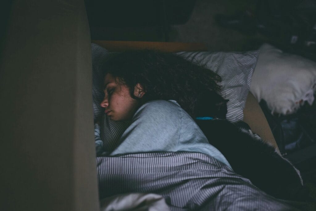slaap en herstel – koele donkere slaapkamer met vaste routine