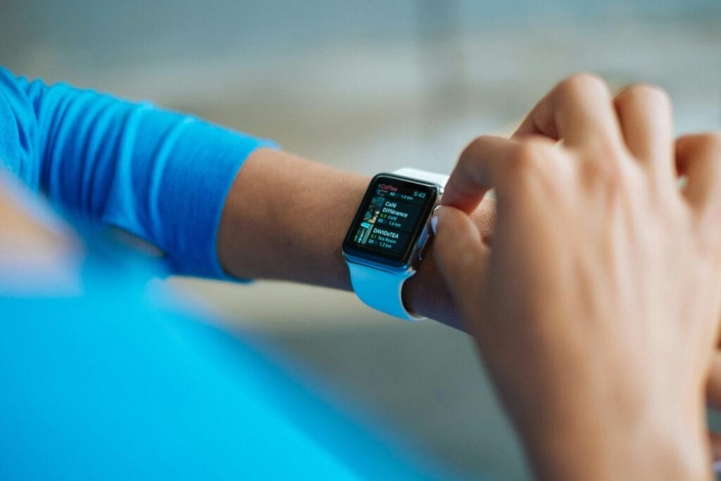 zone 2 cardio – horloge met hartslag rond 140 bpm op gesprekstempo