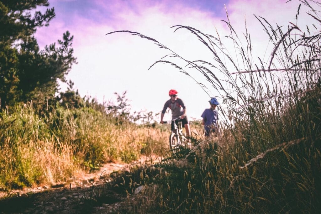 zone 2 cardio – coach doet praat-test tijdens rustige fietssessie
